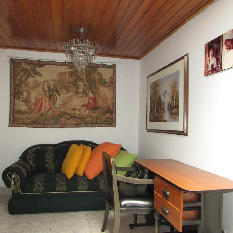 Casa De Huespedes Shalom Victoria Pension Bogota Buitenkant foto