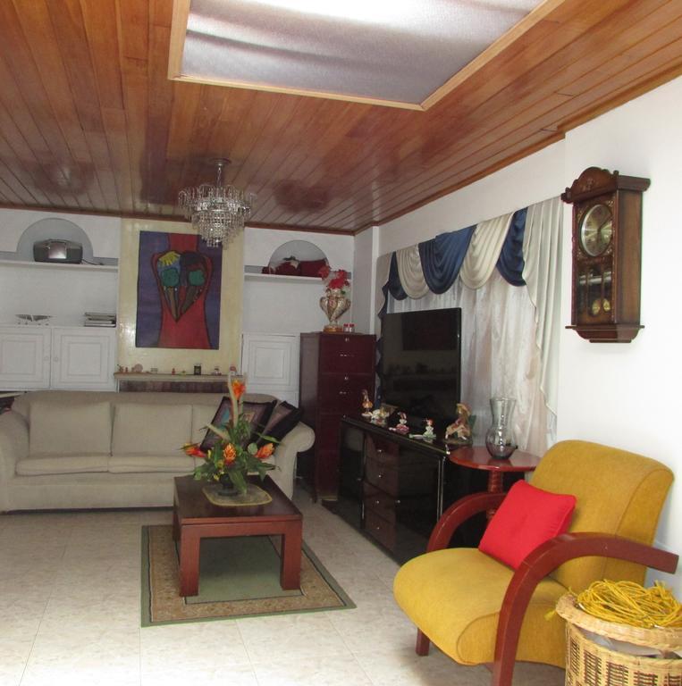 Casa De Huespedes Shalom Victoria Pension Bogota Buitenkant foto